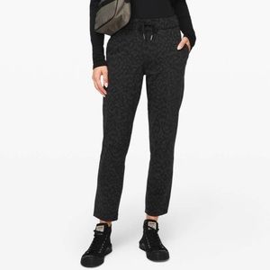 Lululemon On the Fly 7/8 Pant Formation Camo Deep Coal Multi size 4